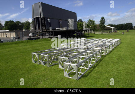 Arbeiter errichten eine Bühne im Phoenix Park in Dublin. Die Fußballmannschaft der Republik Irland wird aus Südkorea kommen, nachdem sie in einem Elfmeterschießen gegen Spanien aus dem WM-Turnier ausgeschieden wurde. Tausende von irischen Fans werden erwartet, dass ein Held das Team für ihre mutigen Leistungen während des Turniers willkommen zu geben. Stockfoto