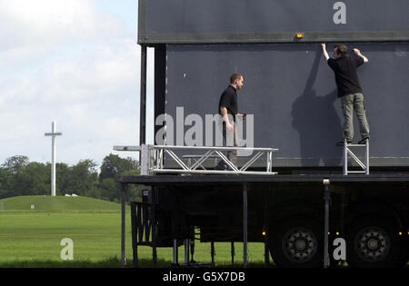 Arbeiter errichten eine Bühne im Phoenix Park in Dublin. Die Fußballmannschaft der Republik Irland wird aus Südkorea kommen, nachdem sie in einem Elfmeterschießen gegen Spanien aus dem WM-Turnier ausgeschieden wurde. Tausende von irischen Fans werden erwartet, dass ein Held das Team für ihre mutigen Leistungen während des Turniers willkommen zu geben. Stockfoto