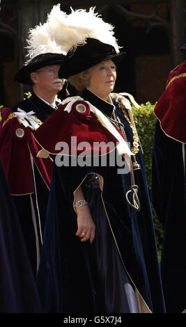 Königin Beatrice der Niederlande geht in Prozession zur St. George's Chapel. Windsor, um an der Zeremonie des Strumpfordens teilzunehmen, bei der die britische Königin Elizabeth II. König Harald von Norwegen als Ritter des Gewänders einstellte. * der Orden des Gewänders ist der älteste und älteste britische Ritterorden und wurde 1348 von Edward III. Gegründet. Der Orden, bestehend aus dem König und fünfundzwanzig Rittern, sollte von Edward III. Als höchste Belohnung für Loyalität und militärische Verdienste reserviert werden. Stockfoto