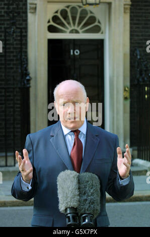 Der nordirische Minister John Reid sprach nach einem Treffen in der Downing Street, London, mit der Presse. Dr. Reid sagte, er hoffe, die Partei bald zusammenbringen zu können, um über die aktuelle Situation zu diskutieren und dass der Friedensprozess ein neues Vertrauen in ihn braucht. Stockfoto