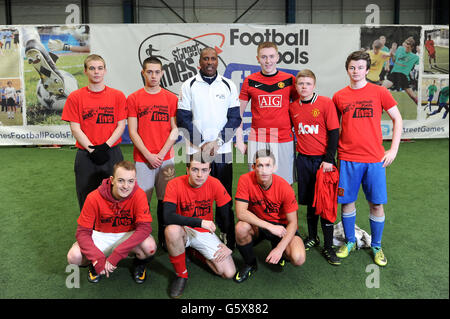 Neill, Marcus Saunders, Lee Moore, Jordan Rothwell, Tom Smith Mahin, Ryan Blair, Jake Blair Steenson, Ash McHugh mit Botschafter Viv Anderson beim Start des Streetgames Football Pools Fives Festivals in Manchester Stockfoto