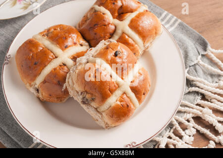 Hot Cross Buns traditionell heißen oder gerösteten während der Fastenzeit gegessen Stockfoto