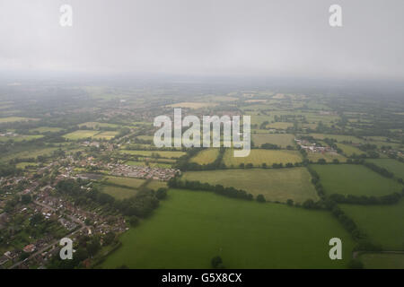 Eine Luftaufnahme der Felder und Häuser im Anflug auf den Flughafen Gatwick, London Stockfoto