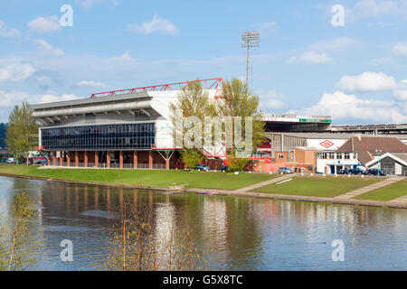 Die Stadt Boden, Nottingham Forest Football Club (NFFC) aus über den Fluss Trent, Nottingham, England, UK gesehen Stockfoto