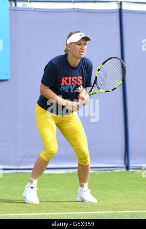 Caroline Wozniacki aus Dänemark erwärmt sich heute Morgen bei den Aegon International-Tennis-Turnier in Devonshire Park in Eastbourne UK. 21. Juni 2016. Simon Dack / Tele Bilder Stockfoto