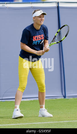 Caroline Wozniacki aus Dänemark erwärmt sich heute Morgen bei den Aegon International-Tennis-Turnier in Devonshire Park in Eastbourne UK. 21. Juni 2016. Simon Dack / Tele Bilder Stockfoto