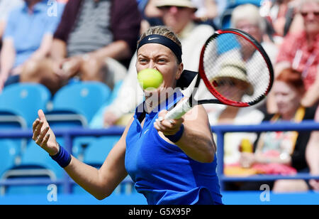 Petra Kvitova Tschechien spielt einen Schuss gegen Timea Babos Ungarns an der Aegon International-Tennis-Turnier in Devonshire Park in Eastbourne. 21. Juni 2016. Simon Dack / Tele Bilder Stockfoto