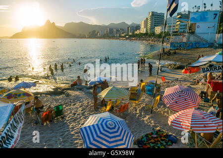 RIO DE JANEIRO - 21. Februar 2016: Massen von Menschen säumen den Strand Arpoador Ende von Ipanema, ein beliebter Ort für den Sonnenuntergang. Stockfoto