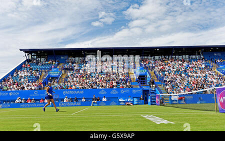 Fans genießen das schöne sonnige Wetter bei den Aegon International-Tennis-Turnier in Devonshire Park in Eastbourne. 21. Juni 2016. Simon Dack / Tele Bilder Stockfoto