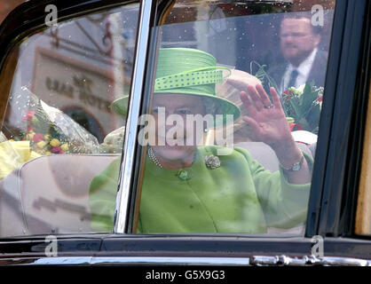 HM the Queen winkt den Massen vor dem Bass Brewery Museum während des Golden Jubilee-Besuches von Ihrer Majestät der Königin und Ihrem Königlichen Hoheit, dem Herzog von Edinburgh, nach Burton on Trent zu. Stockfoto