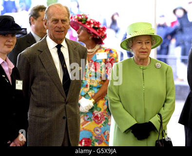 Die britische Königin Elizabeth II. Und der Herzog von Edinburgh besuchen das Bass Museum in Burton upon Trent, Staffordshire im Rahmen ihrer Golden Jubilee Tour durch Großbritannien. Stockfoto