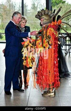 Der Prinz von Wales und die Herzogin von Cornwall plaudern mit dem Theaterdesignstudenten Martin Mahoney, der im ersten Jahr ein Kostüm aus recycelten Materialien für eine Figur in der Zauberflöte am Royal Welsh College of Music and Drama, Cardiff, Wales trägt. Stockfoto