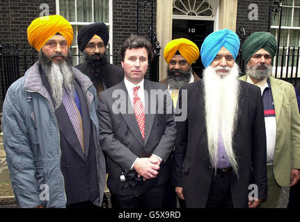 Schatten-Innenminister Oliver Letwin schließt sich einer Gruppe von Sikhs außerhalb der Downing Street Nr. 10 im Zentrum von London an, da sie fordern, dass Sikhs als separate religiöse Gruppe anerkannt werden. Rund 100 Sikhs forderten dieses Recht in einem Protest vor der Downing Street. * Eine Petition, die den Umzug fordert, wurde der Residenz des Premierministers vorgelegt. Amrik Singh, Präsident der Federation of Sikhs Organization, sagte: „Wir kämpfen tatsächlich seit 1997 für eine separate ethnische Gruppe.“ Singh sagte, dass die Sikh-Gemeinschaft eine der stärksten ethnischen Gruppen in Großbritannien darstellte. Stockfoto