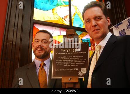 Gesundheitsminister Alan Milburn (rechts), vor einem Buntglasfenster, im St. Thomas' Hospital, London, mit Dr. Rupert Whitaker - ehemaligem Partner von Terrence Higgins. Er befand sich auf einer Tafel, die in Erinnerung an Terrence Higgins enthüllt wurde. *... der erste Mann, der vor zwanzig Jahren im Vereinigten Königreich an AIDS starb. Stockfoto