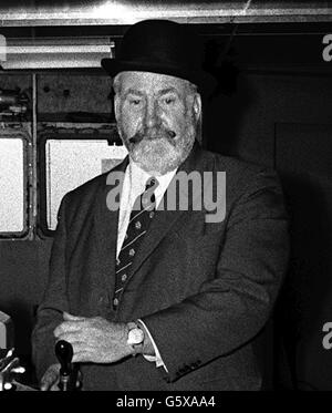 Capt William Warwick im Steuerhaus Stockfoto