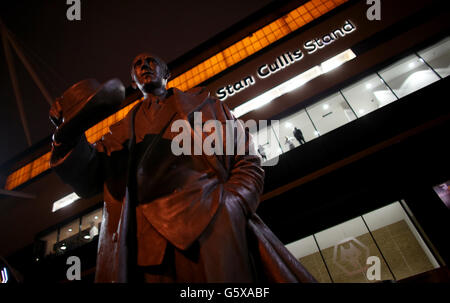 Stan Cullis Statue vor Molineux und der Stan Cullis stehen vor dem npower Football League Championship Spiel in Molineux, Wolverhampton. Stockfoto