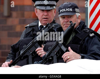 Die bewaffnete Polizei patrouilliert auf dem amerikanischen Luftwaffenstützpunkt Menwith Hill in der Nähe von Harrogate, North Yorkshire, da die Sicherheit für die Feierlichkeiten zum Unabhängigkeitstag verschärft wird. Stockfoto