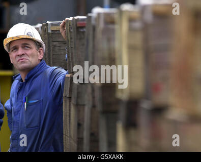 Ein Arbeiter auf der Werft Alstom Chantiers de L'Atlantique in Saint Nazaire, Bretagne, Frankreich, beobachtet, wie die Kielverlegung Ceromonie auf der Queen Mary 2 stattfindet. * die Zeremonie markiert den symbolischen Beginn des Baus des 1.132 Fuß langen Schiffes, das 200 Fuß über der Wasserlinie ragen wird, die am 14. Januar 2004 seine erste Reise von Southampton nach Fort Lauderdale machen wird. Stockfoto