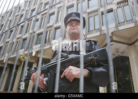 Ein bewaffneter Polizist wacht vor der US-Botschaft in London, da die Sicherheit für die Feierlichkeiten zum amerikanischen Unabhängigkeitstag verschärft wird. Stockfoto