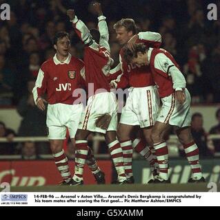 14-FEB-96 ... Arsenal V Aston Villa. Dennis Bergkamp von Arsenal wird von seinen Teamkollegen nach dem ersten Tor gratuliert Stockfoto