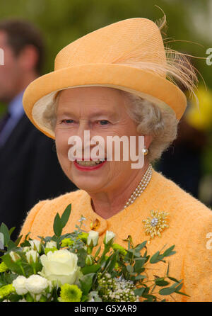 Die britische Königin Elizabeth II. Im National Sports Centre ON, die an den London Heathrow Mini Games für Grundschulkinder teilnahm, begann im Jahr 1977 anlässlich ihres Golden Jubilee-Besuches in South London, um das Silberne Jubiläum der Königin zu feiern. *11/07/02 die Königin sollte heute auf der neuesten Etappe ihrer Golden Jubilee Tour eine explosive Vorstellung erleben. Die Hersteller von ITVs Seife Emmerdale haben das Dorfpostamt manipuliert, um auf dem permanenten Set des Programms im Harewood House Estate in der Nähe von Leeds in Flammen zu gehen. Der königliche Besucher trifft auch die Darsteller der Show Stockfoto