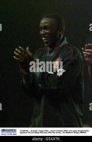 14-FEB-96, Arsenal / Aston Villa. Der Torschütze der beiden Tore von Aston Villa, Dwight Yorke, applaudiert den Reisenden Villa-Fans nach dem Spiel Stockfoto