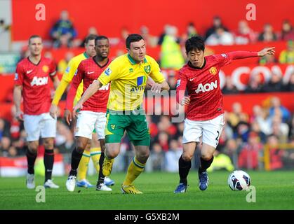 Fußball - Barclays Premier League - Manchester United / Norwich City - Old Trafford. Robert Snodgrass von Norwich City (links) und Shinji Kagawa von Manchester United (rechts) kämpfen um den Ball Stockfoto