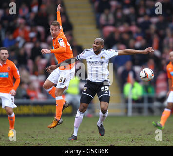 Angel Martinez von Blackpool (links) und Marvin Elliott von Bristol City (rechts) In Aktion Stockfoto