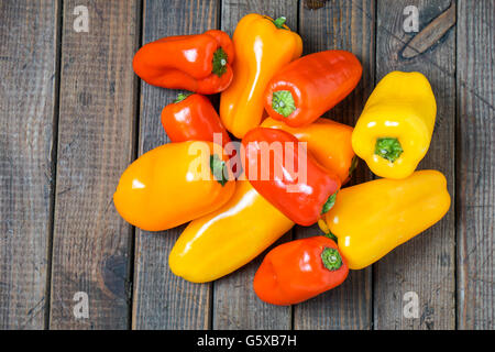 Kleine Paprika in rot und orange Stockfoto