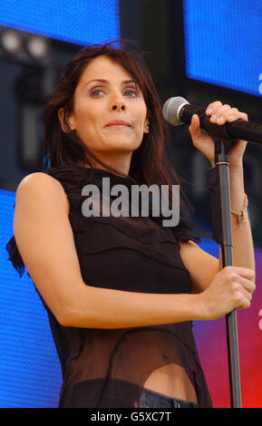 Die australische Sängerin Natalie Imbruglia tritt auf der Bühne während der 95.8 Capital Radio Party im Park, im Hyde Park, London, zugunsten des Prince's Trust auf. Stockfoto