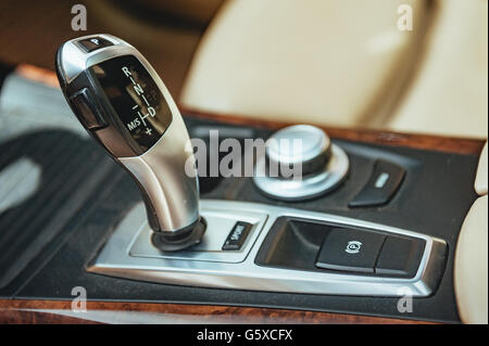 Automatik-Getriebe Hebel. Detail der modernen Auto Innenraum, Kfz Getriebe Stockfoto