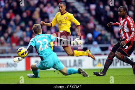 Theo Walcott von Arsenal trifft den Posten während des Spiels der Barclays Premier League im Stadium of Light, Sunderland. Stockfoto