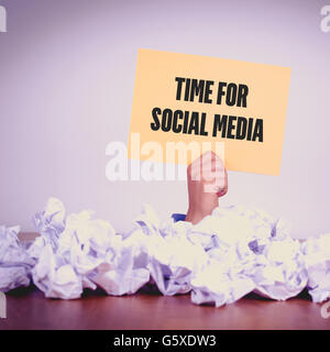 HAND MIT GELBEM PAPIER MIT DER ZEIT FÜR SOZIALE MEDIACONCEPT Stockfoto