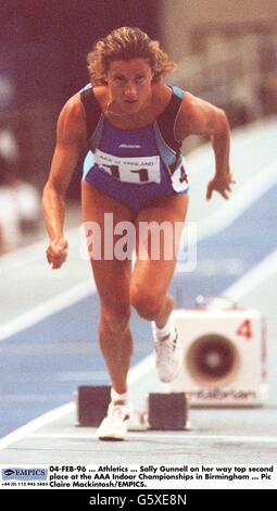 04-FEB-96 ... Leichtathletik ... Sally Gunnell auf dem Weg zum zweiten Platz bei den AAA Indoor Championships in Birmingham Stockfoto