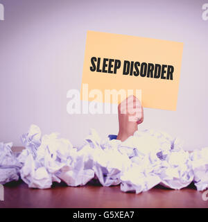 HAND MIT GELBEM PAPIER MIT SCHLAF-DISORDERCONCEPT Stockfoto