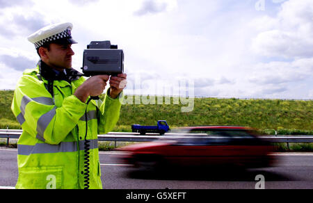 Sgt Paul Moor von der Essex Traffic Police benutzt eine Lasergeschwindigkeitspistole auf der neuen Strecke der A130 zwischen Chelmsford und Southend. Vierzig Autofahrer, die über 100 mph auf der neuen Straße gefahren sind, erscheinen bei einer Sondergerichtsverhandlung am Witham Magistrate Court. Stockfoto