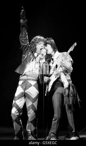 Mick Jagger und Ronnie Wood (rechts) in Harmonie auf der Bühne des Apollo Theatre in Glasgow, wo die Rolling Stones die Stadt im Sturm eroberten. Stockfoto