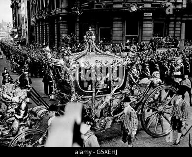 Die Königin in ihrem Reisebus, der auf dem Weg vom Palast zur Westminster Abbey zur Krönung an der Spitze von Whitehall vorbeifährt. Stockfoto