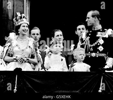 Die königliche Familie auf dem Balkon des Buckingham Palace nach der Krönung in Westminster Abbey. Stockfoto