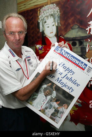 England-Manager Sven Goran Eriksson unterzeichnet eine Goldene Jubilee-Karte für die britische Königin Elizabeth II. Am Stützpunkt des Teams in Awaji, Japan. * England spielt Schweden in ihrem ersten Spiel der Weltmeisterschaft Sonntag; an diesem Wochenende in London sieht zwei Konzerte, ein Feuerwerk, ein Gedenkgottesdienst und eine riesige Parade zum Gedenken an das Goldene Jubiläum der britischen Königin Elizabeth II.. Stockfoto