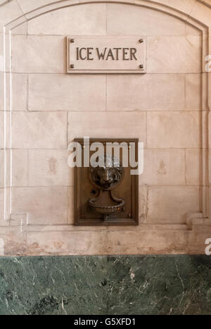 Eis Wasser Brunnen an der Hoboken Rail Terminal New Jersey in der Form einer bronzenen Löwen Kopf auf einem Marmor Wand Stockfoto