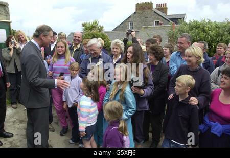 Der Prinz von Wales spricht mit Kindern während des Besuchs der Carn Gwaval School auf St. Mary's, auf den Scilly-Inseln. Während des Besuchs in der Schule sah er, wo Jugendliche einen neuen Garten erfanden. * später reiste er mit dem Boot auf die nahe gelegene Insel St. Martin's, um ein Postblumengeschäft zu besuchen, das vor neun Jahren von Andrew und Hilary Julian gegründet wurde und 11 einheimische Mitarbeiter beschäftigt. Stockfoto