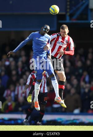 Chelseas Demba Ba und Brentfords Jake Bidwell (rechts) kämpfen um Der Ball in der Luft Stockfoto