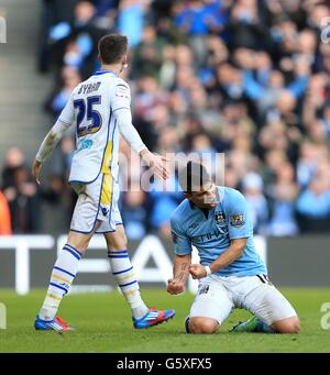 Sergio Aguero von Manchester City (rechts) feiert, nachdem er die von seiner Seite erzielt hat Viertes Tor des Spiels als Leeds United Samuel Byram Sieht aus Stockfoto