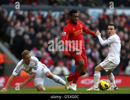 Liverpools Daniel Sturridge (Mitte) kämpft mit Swansea um den Ball Leon Britton (rechts) und Garry Monk (links) Stockfoto