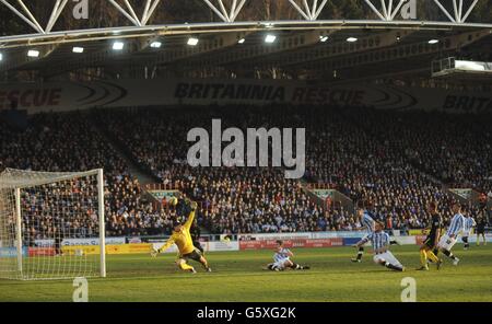 Fußball - FA Cup - Fünfte Runde - Huddersfield Town / Wigan Athletic - John Smith's Stadium. Callum McManaman von Wigan Athletic erzielt das Eröffnungstreffer während des Spiels der fünften Runde im John Smith's Stadium in Huddersfield. Stockfoto