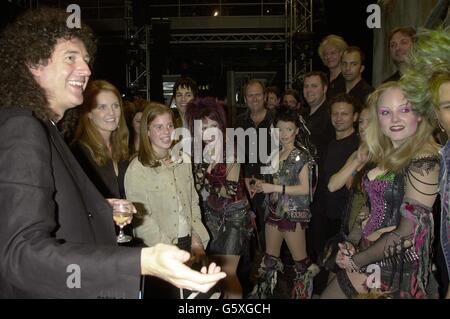 The Duchess of York (2. Links) mit ihrer Tochter Princess Beatrice (3. Links), mit Brian May (links), dem Gitarristen mit der Rock-Supergruppe Queen, im Dominion Theatre in London. Die Herzogin und ihre Töchter waren im Theater, um das Musical „We will Rock you“ zu sehen. * ... basiert auf den größten Hits der britischen Band während ihrer populärsten Periode, später treffen sie die Besetzung auf der Bühne. Stockfoto