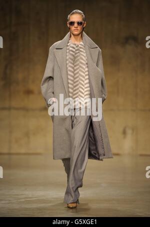 Ein Model während der Richard Nicoll Catwalk Show am dritten Tag der London Fashion Week in der Tate Modern, London. Stockfoto