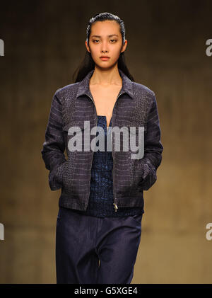 Richard Nicoll Catwalk - London Fashion Week 2013. Ein Model während der Richard Nicoll Catwalk Show am dritten Tag der London Fashion Week in der Tate Modern, London. Stockfoto