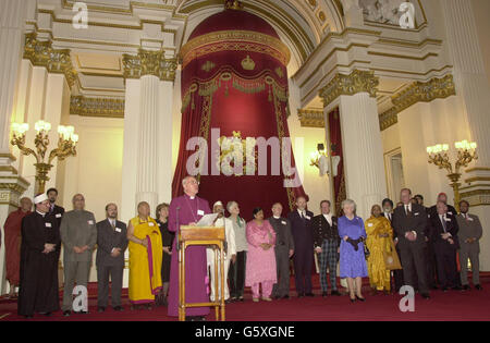 Der Erzbischof von Canterbury, Dr. George Carey (steht am Rednerpult) sagt ein paar Worte des Dankes an Königin Elizabeth II und den Herzog von Edinburgh , im Grand Ballroom des Buckingham Palace. * die Königin und der Herzog, zusammen mit dem Prinzen von Wales, hielten im Palast einen Empfang für 800 Vertreter der verschiedenen Glaubensrichtungen Großbritanniens aus dem ganzen Land. Stockfoto